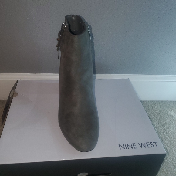 Nine West grey boots. 7 1/2 - Picture 3 of 5